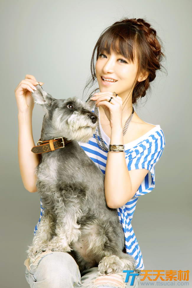 陈紫涵和狗狗可爱写真图片