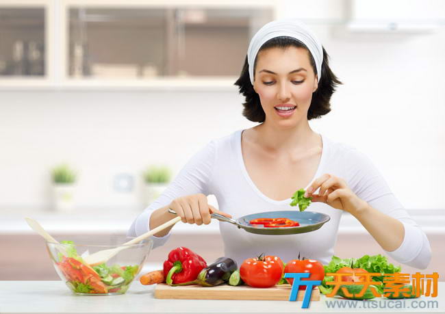 美女在厨房做蔬菜沙拉健康饮食图片