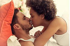 浪漫情侣接吻图片素材